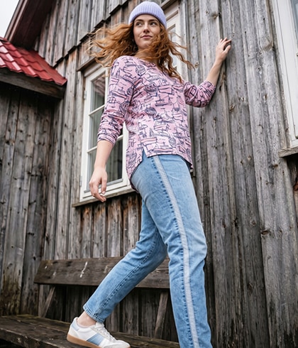 Frau mit Pinkem Shirt