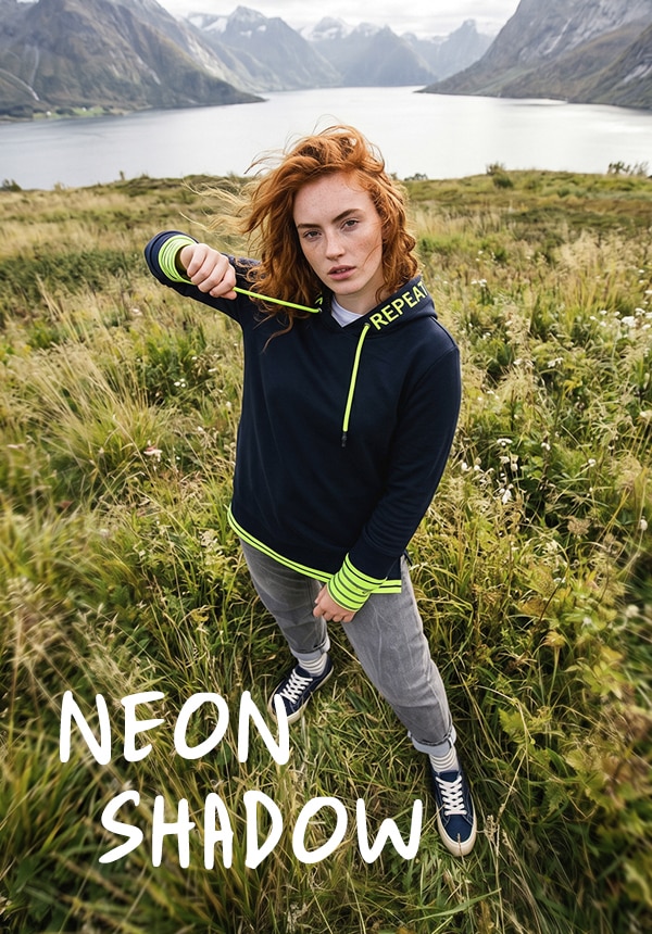 Model trägt ein shirt und eine luftige Hose und steht im Wasser