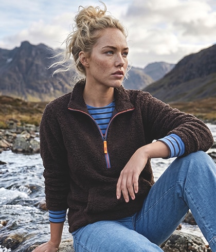 Model mit neon pullover