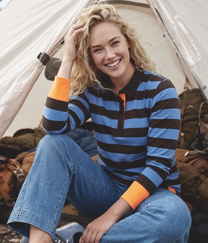 Frau mit blondem Haar und blauem Shirt