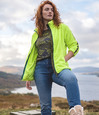 Frau mit pinkem shirt und jeans.