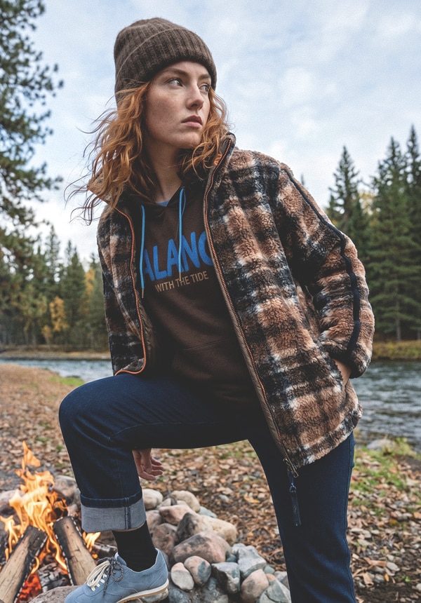 Model trägt ein gestreiftes shirt