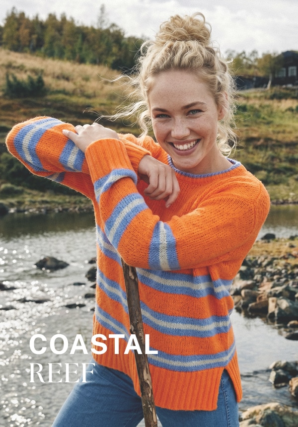 Model trägt einen blauen Hoodie