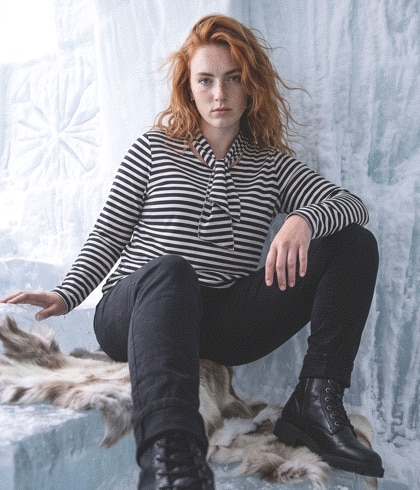 Model mit blondem Haar und blauem Shirt