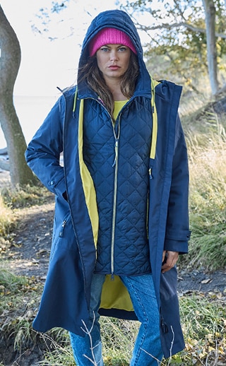 Model trägt eine blaue Steppjacke
