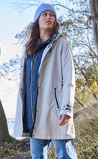 Model trägt eine helle lange Funktionsjacke