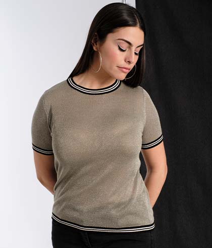 Model is wearing a black linen mix t-shirt