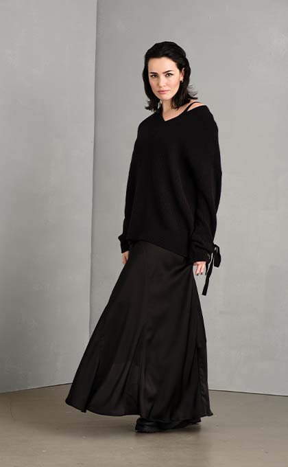 Model is wearing a black linen mix t-shirt