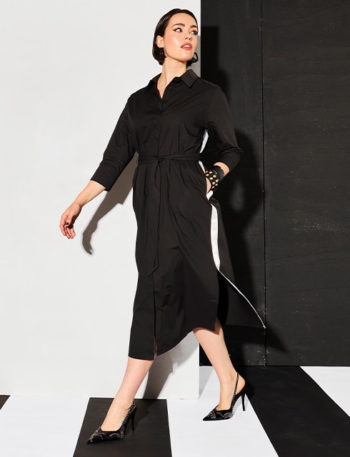 Two Model are posing. One is wearing a black dress. The other one ist waering a shirt