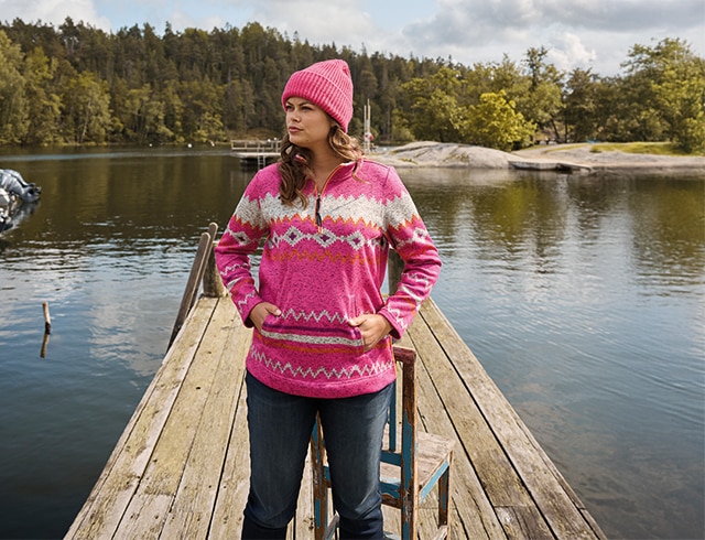 The model wears a beige sweatshirt