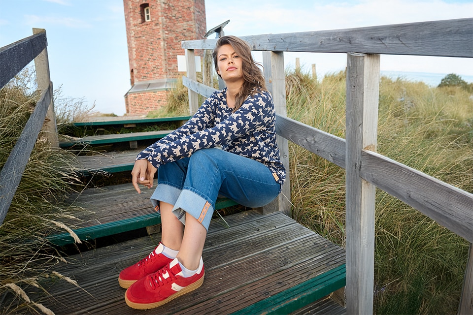 The model wearing a blue Shirt with small dogs