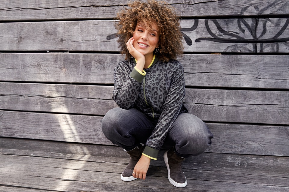 The model wears a Blouson with leo patterns