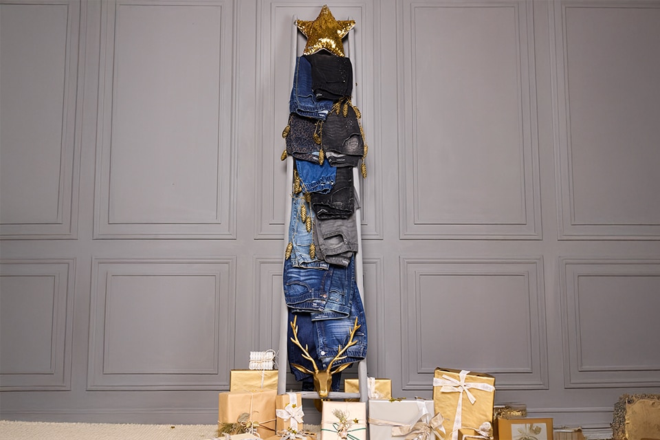 The model wears a Blouson with leo patterns