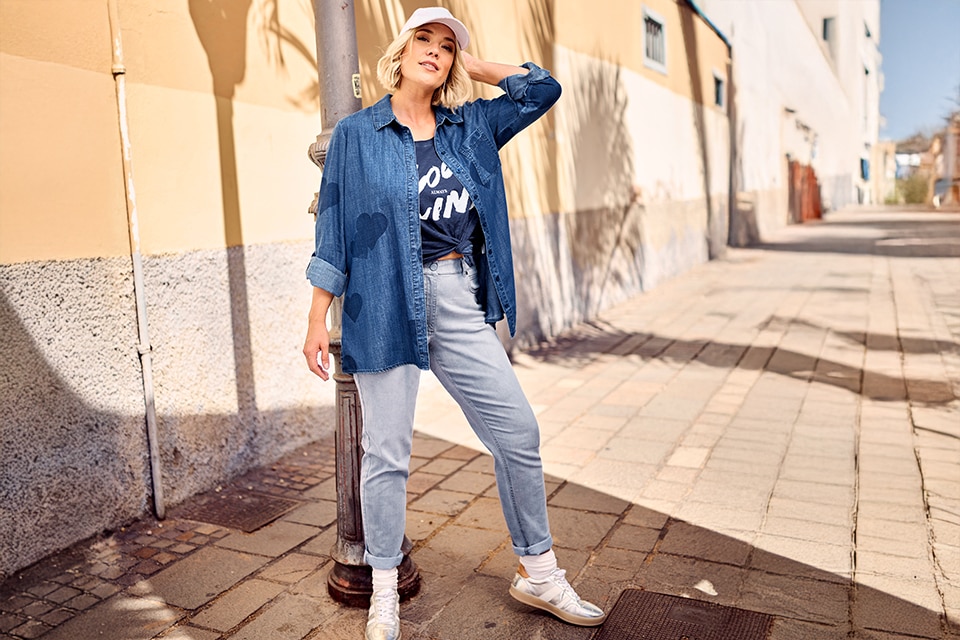 The model wears a Blouson with leo patterns