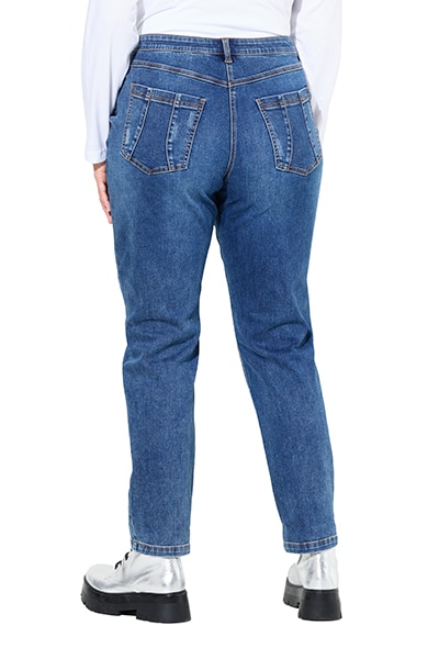 Model trägt Boyfriend Jeans