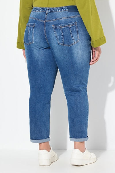 Model trägt Boyfriend Jeans