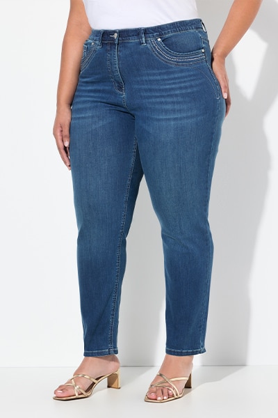 Model trägt Mom Jeans