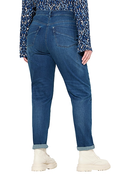 Model trägt Mom Jeans