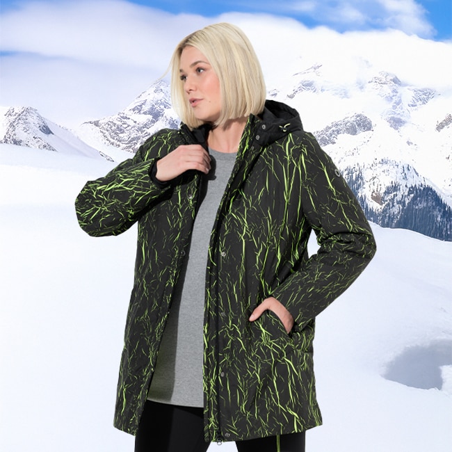 The model is wearing a HYPRAR cargo coat in the colour navy with a faux fur hood and zip pockets