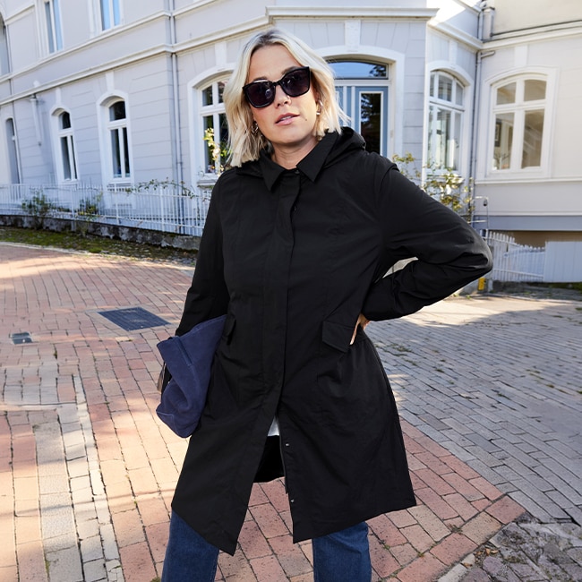 The model is wearing a black HYPRAR jacket.