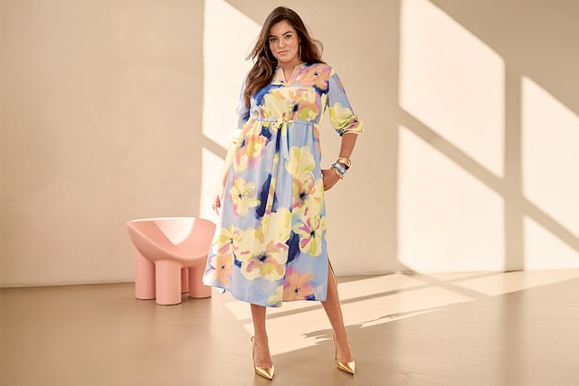 The model wears a jeans jacket