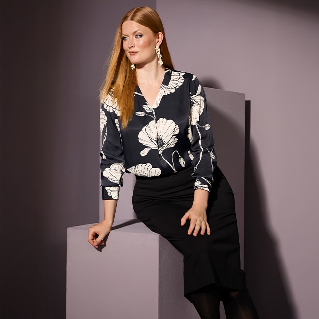 the model ist wearing a blouse