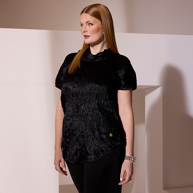 the model ist wearing a black blouse