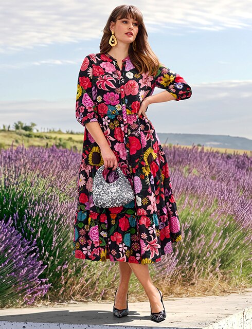 Two models are posinf in a lavender field