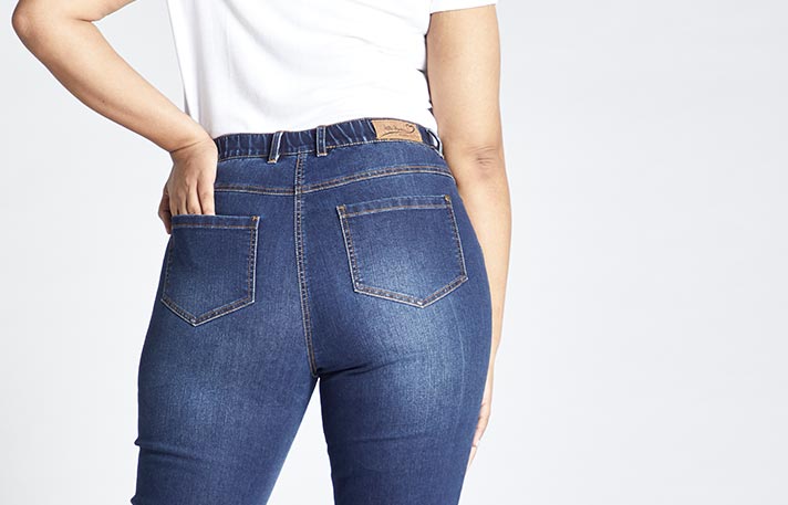 Eine Ulla Popken Slim Jeans getragen von einer Frau