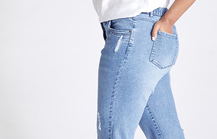 Eine Ulla Popken Straight Jeans getragen von einer Frau