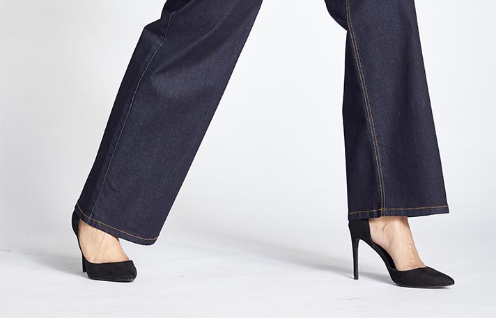 Eine Ulla Popken Wide Leg Jeans an den Beinen einer Frau