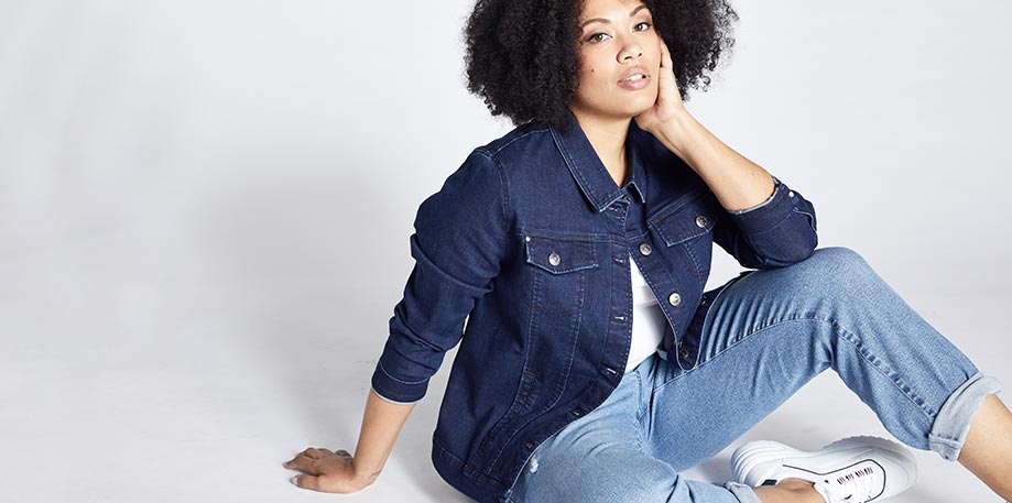 Eine Frau in Ulla Popken Jeans