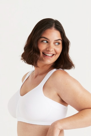 Model trägt weißen BH ohne Bügel