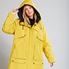 Frau in einer gelben Winterjacke mit Kapuze