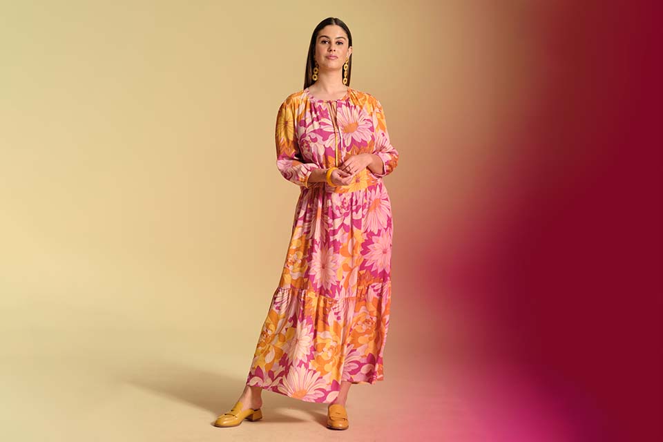 Ein Model trägt ein Kleid mit Blumenmuster