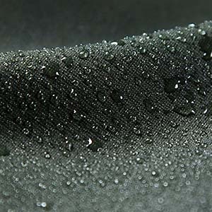 Detailaufnahme von Wasserperlen auf wasserabweisenden Material von Ulla Popken Kleidungsstücken