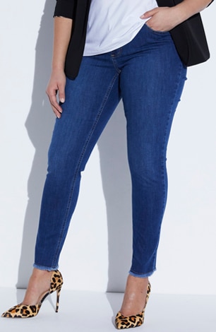 Dżinsy do kostek, wystrzępione nogawki, streczowy denim Dżinsy do kostek, wystrzępione nogawki, streczowy denim